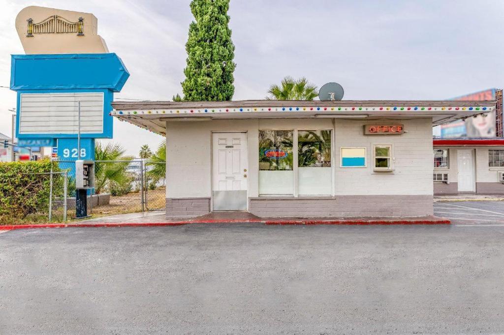 Oyo Gateway Motel Las Vegas North Strip/Fremont St. Area Exterior photo