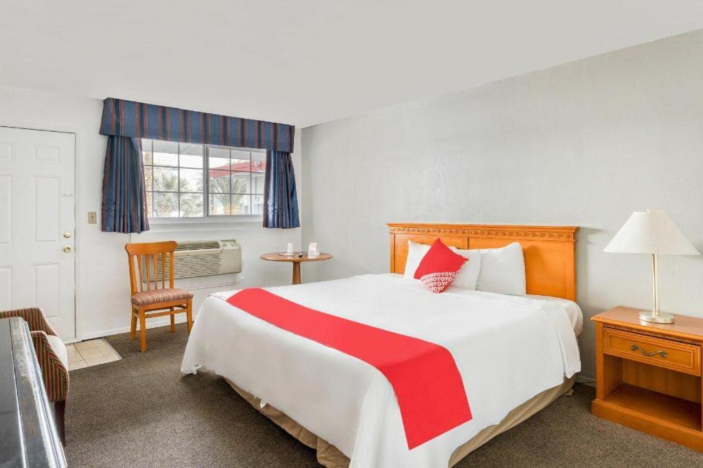Oyo Gateway Motel Las Vegas North Strip/Fremont St. Area Exterior photo